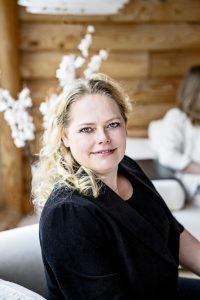 Billede af Nicoline Sidley, siddende i en stol