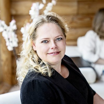 Billede af Nicoline Sidley, siddende i en stol